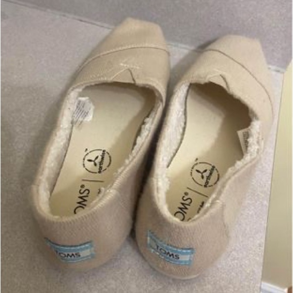 Only worn once or twice lightly wooled Toms